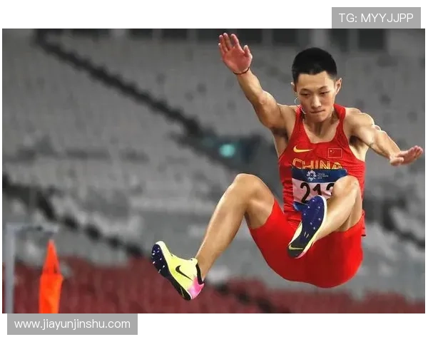 足球明星跳远瞬间展现运动魅力与激情的完美结合图片欣赏