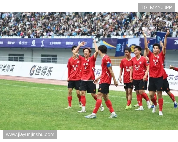 中国艺人热评足球明星表现与魅力探讨引发广泛关注与讨论