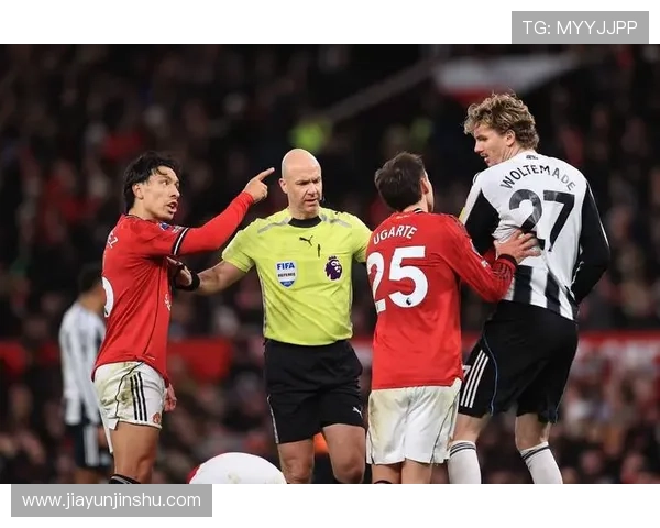 全场观众热情追逐足球明星在比赛中遭遇疯狂围攻的精彩瞬间